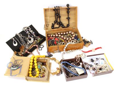 null Ensemble de bijoux fantaisie comprenant colliers, pendentifs, montres, boucles...