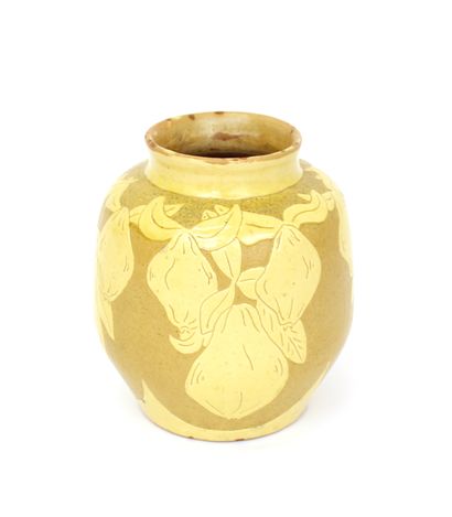 null Vase en faïence à décor partiellement émaillé de poires dans des camaïeux jaune
Vers...