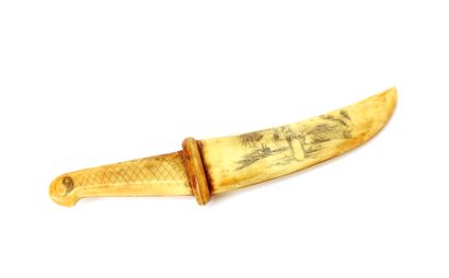 null Japanese knife and its horn scabbard engraved with courtesans, the blade also...