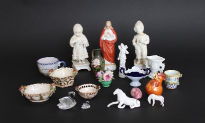 null Set of nineteen porcelain, earthenware, cookie, glass and hardstone display...