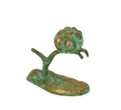 null LAURENT (XXe siècle)
Les moineaux
Figurine en bronze à patine vert-or signée...
