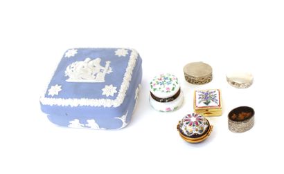 null VITRINARY OBJECTS including a covered box in cookie of Wedgwood with antique...