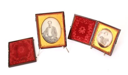 null Suite of two 19th century photographic portraits on a mirror background in gilt...