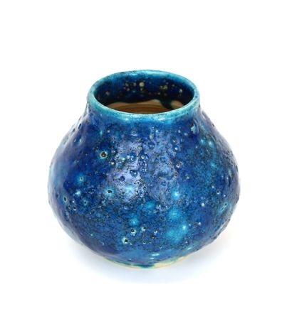 null B. WERTEL, vers 1960/70
Vase à corp pansu en faïence à glaçure bleu moucheté
H....