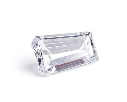 null Deux diamants trapèze à degrés sur papier pesant chacun 0,67 carat
Accompagné...