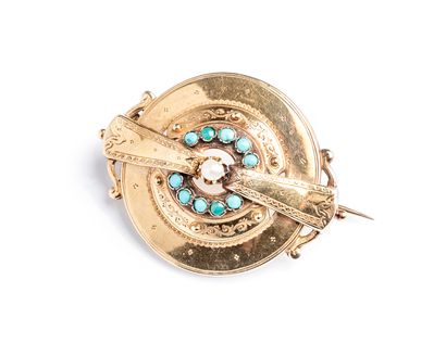 null Brooch in yellow gold 18K (750 thousandths), stylizing a shield, chiseled and...