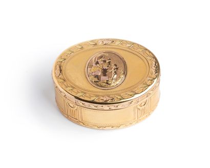 null Box in gold two tones 18k (750 thousandths), oval shape, guilloche and decorated...