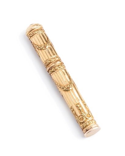 null Wax case in yellow gold 18K (750 thousandths), fluted and decorated with garlands
French...