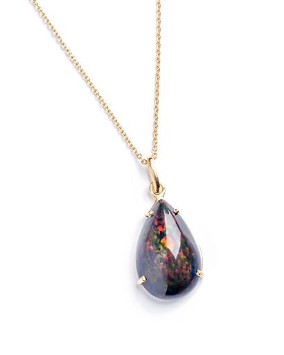null Pendentif orné d’une opale noire poire cabochon d’environ 12 carats, elle présente...