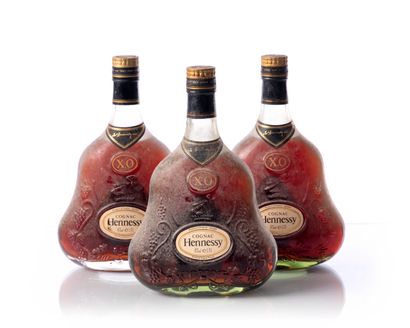 null 3 bottles (70 cl. - 40°) COGNAC HENNESSY XO
Year : NM
Appellation : COGNAC 
Remarks...