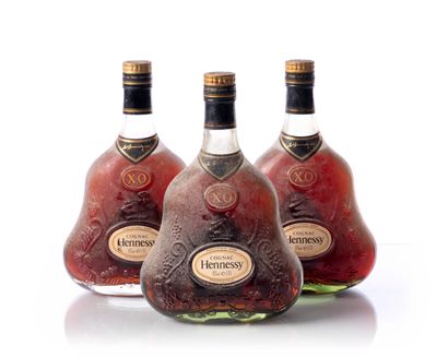 null 3 bouteilles (70 cl. – 40°) COGNAC HENNESSY XO
Année : NM
Appellation : COGNAC...