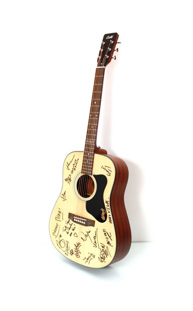 null GUILD A-20 Bob Marley acoustic guitar signed by the team of the TV show "Noubliez...