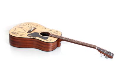 null GUILD A-20 Bob Marley acoustic guitar signed by the team of the TV show "Noubliez...