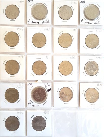null Set of 58 French coins including 10 in silver:
- 1 x 5 fr Bazor 1933 (VG)
-...