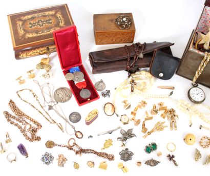 null Lot de Bijoux Fantaisies, approx. one hundred and fifty pieces, some in silver,...