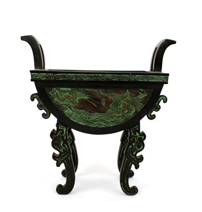 null CHINA, 20th century
Archaizing bronze fangding vase with two handles, the sides...