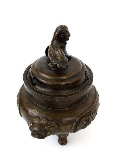 null INDOCHINA, late 19th - early 20th century
Perfume burner in brown patina bronze...
