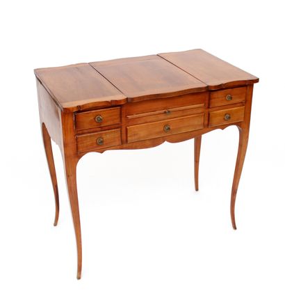 null Louis XV style dressing table in mahogany and mahogany veneer opening to three...
