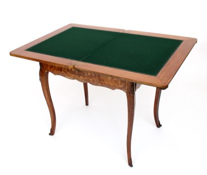 null Louis XV-style games table in mahogany with flower inlaid decoration, the pivoting...
