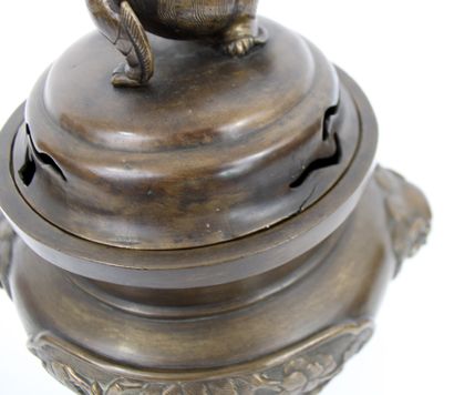 null INDOCHINA, late 19th - early 20th century
Perfume burner in brown patina bronze...