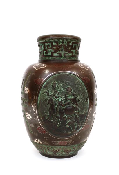 null INDOCHINA, late 19th - early 20th century
Bronze vase with a medallic patina...