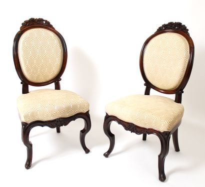 null Pair of English chairs in carved and molded mahogany with medallion backs decorated...