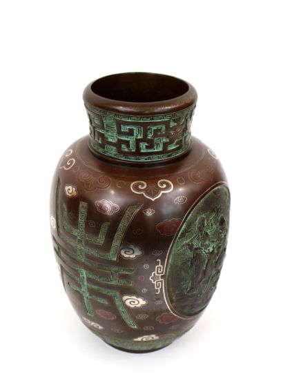 null INDOCHINA, late 19th - early 20th century
Bronze vase with a medallic patina...
