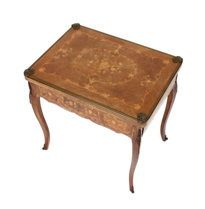 null Louis XV-style games table in mahogany with flower inlaid decoration, the pivoting...