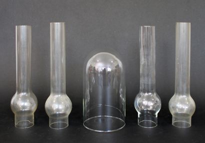 null One glass globe and four oil lamp mantels
H. of globe; 20 cm
Mantels between...