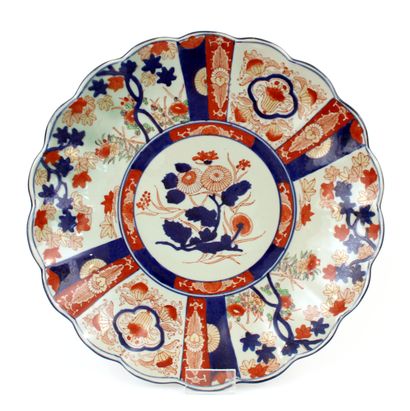 null JAPAN, 19th century
Imari porcelain dish with floral decoration, mark on reverse
Diam....