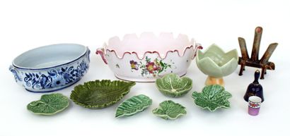 null Set of ceramic pieces including a rafraichissoir, a bouquetière, a légumier,...