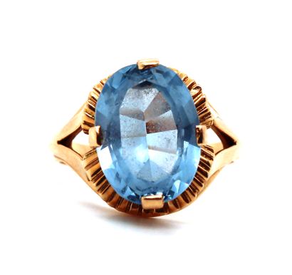 null Ring in 18K (750 thousandths) yellow gold, set with a claw-set oval faceted...