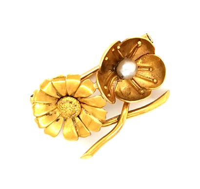 null Brooch in 18K (750 thousandths) yellow gold with flower design 
Length: 2.5...