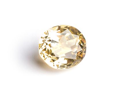null Faceted oval yellow sapphire on paper weighing 2.82 carats