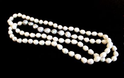 null Long necklace of white and gray hooped and baroque cultured pearls
Length: 82...