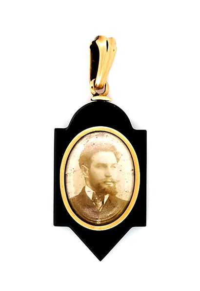 null 18K (750 thousandths) yellow gold mourning photo pendant, adorned with an onyx...