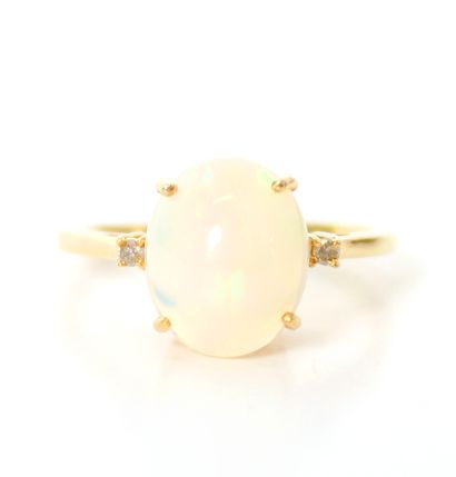 null Gold vermeil (925 thousandths) ring set with an oval cabochon-shaped white opal...