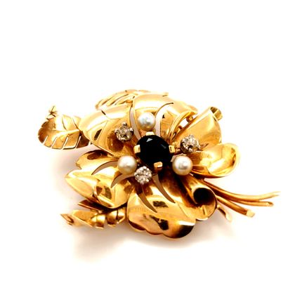 null Flower brooch in 18K (750 thousandths) yellow gold set with a faceted sapphire...