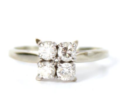 null Solitaire ring in 18K (750 thousandths) white gold set with four claw-set diamonds
Finger...