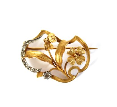 null Scroll brooch in two-tone 18K (750 thousandths) gold with floral decoration...