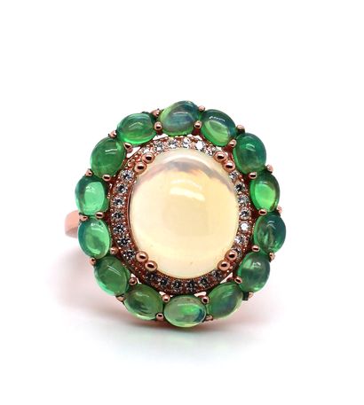 null Flower ring in vermeil, set with an oval white chalcedony cabochon in claw-set...