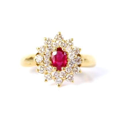 null Daisy ring in 18K (750 thousandths) yellow gold, set with an oval faceted ruby,...
