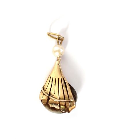 null 18K (750 thousandths) yellow gold pendant, holding a pearl soufflure and surmounted...