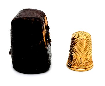 null 18K (750 thousandths) yellow gold thimble with chased decoration
In its case
Gross...