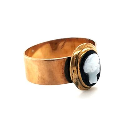 null 14K (585 thousandths) rose gold ring set with a cameo on onyx depicting a woman's...