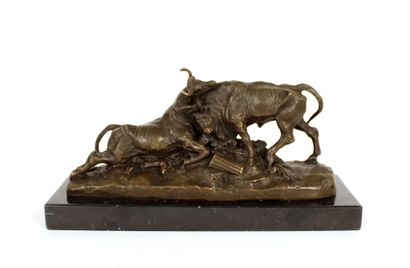 D’après Auguste CLÉSINGER
Combat de taureaux
Bronze à patine brun doré, socle en... Gazette Drouot