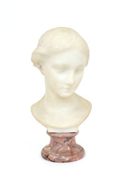  D’après RAPHAËL
Buste de jeune fille en marbre de Carrare reposant sur un socle... Gazette Drouot