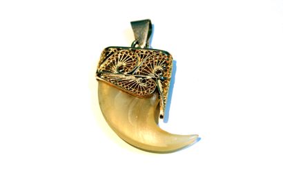 null An animal claw pendant mounted in 18k gold with foliage decoration.

Pb : 8,2...