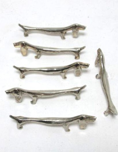 null Set of 6 silver plated Dachshund-shaped HANDKERCHIEFS (worn).

L_8 cm