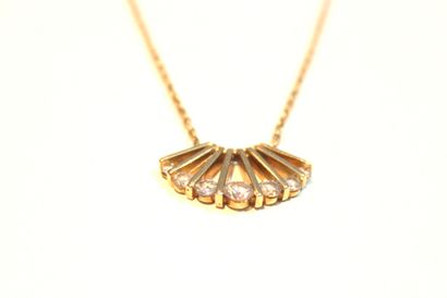 null 18k yellow gold choker necklace with a central fan motif set with 7 diamonds.

L_40...
